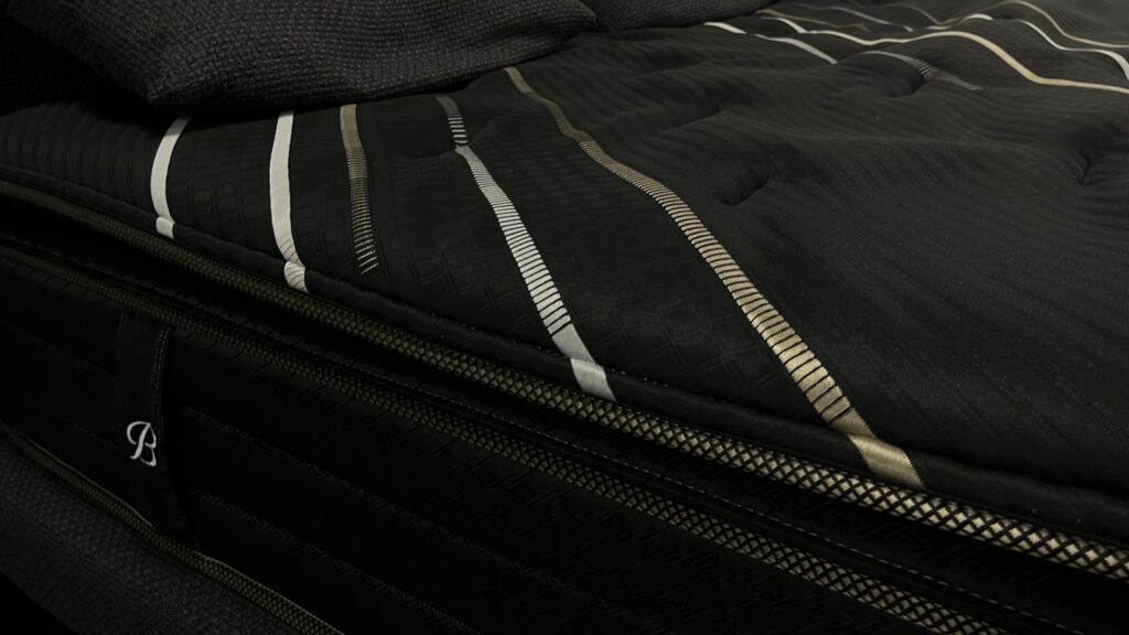 Détail du matelas Beautyrest Black De Simmons